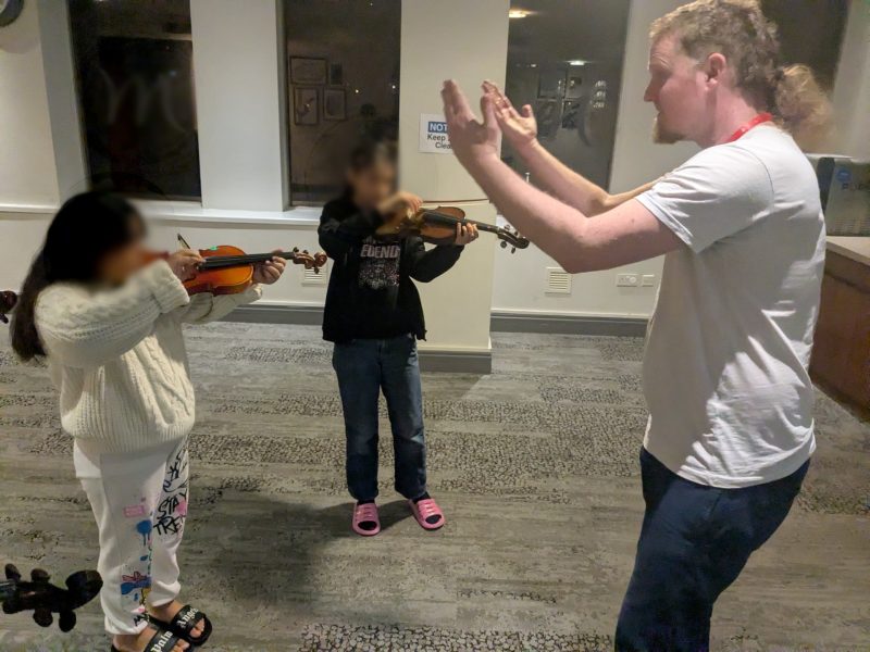 Folkstars violin specialist Jake teaching children from asylum seeking families.