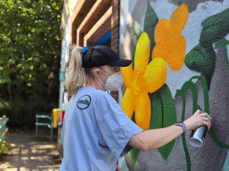Artist Vickoi at work